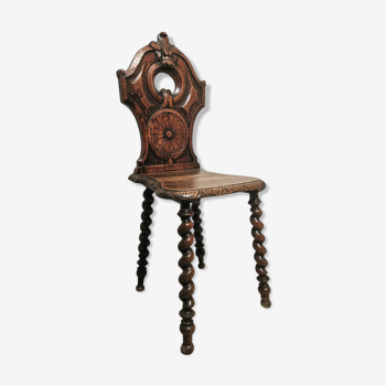 Chaise en chêne sculpté