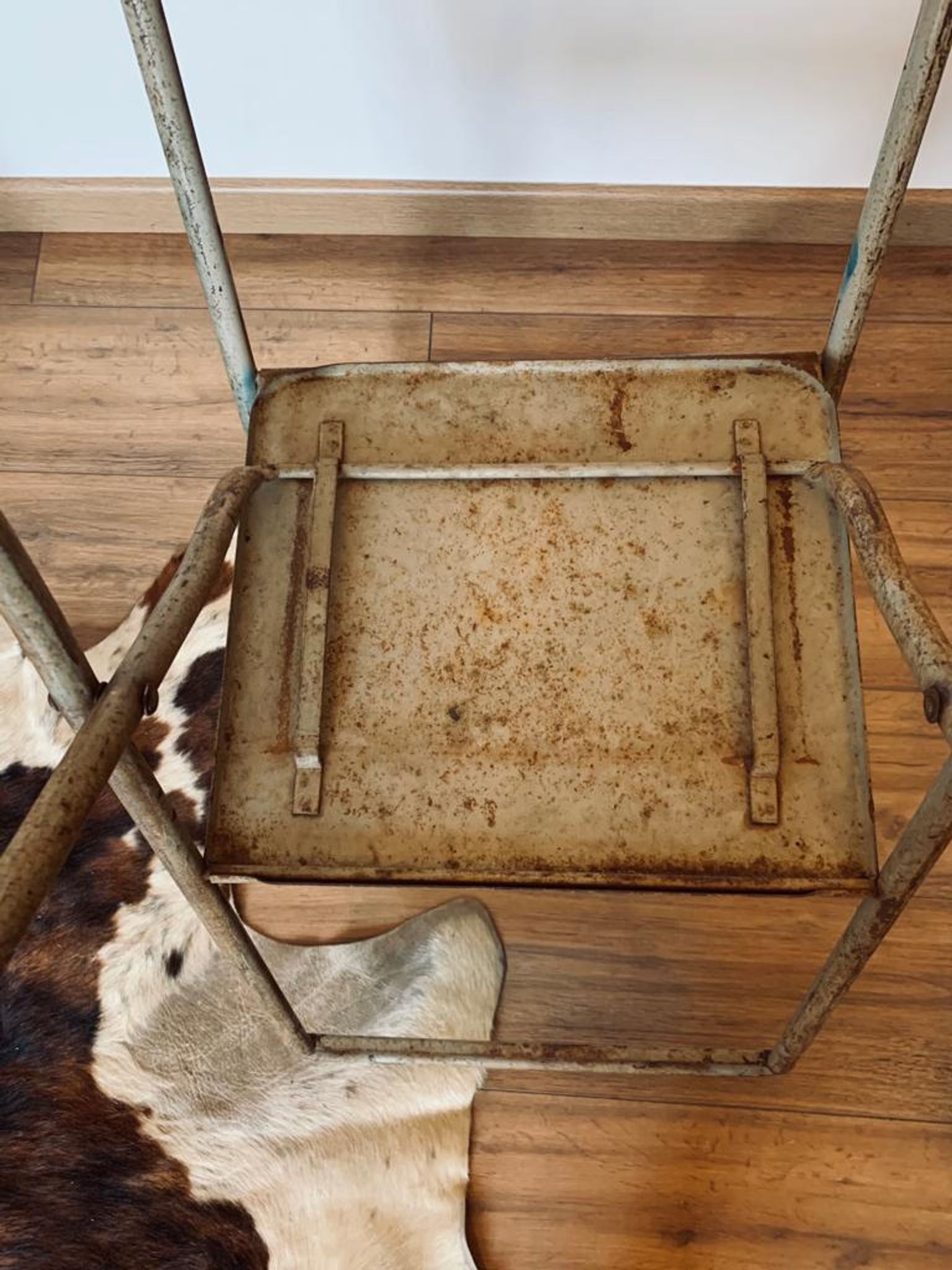 Set of 5 folding metal chairs