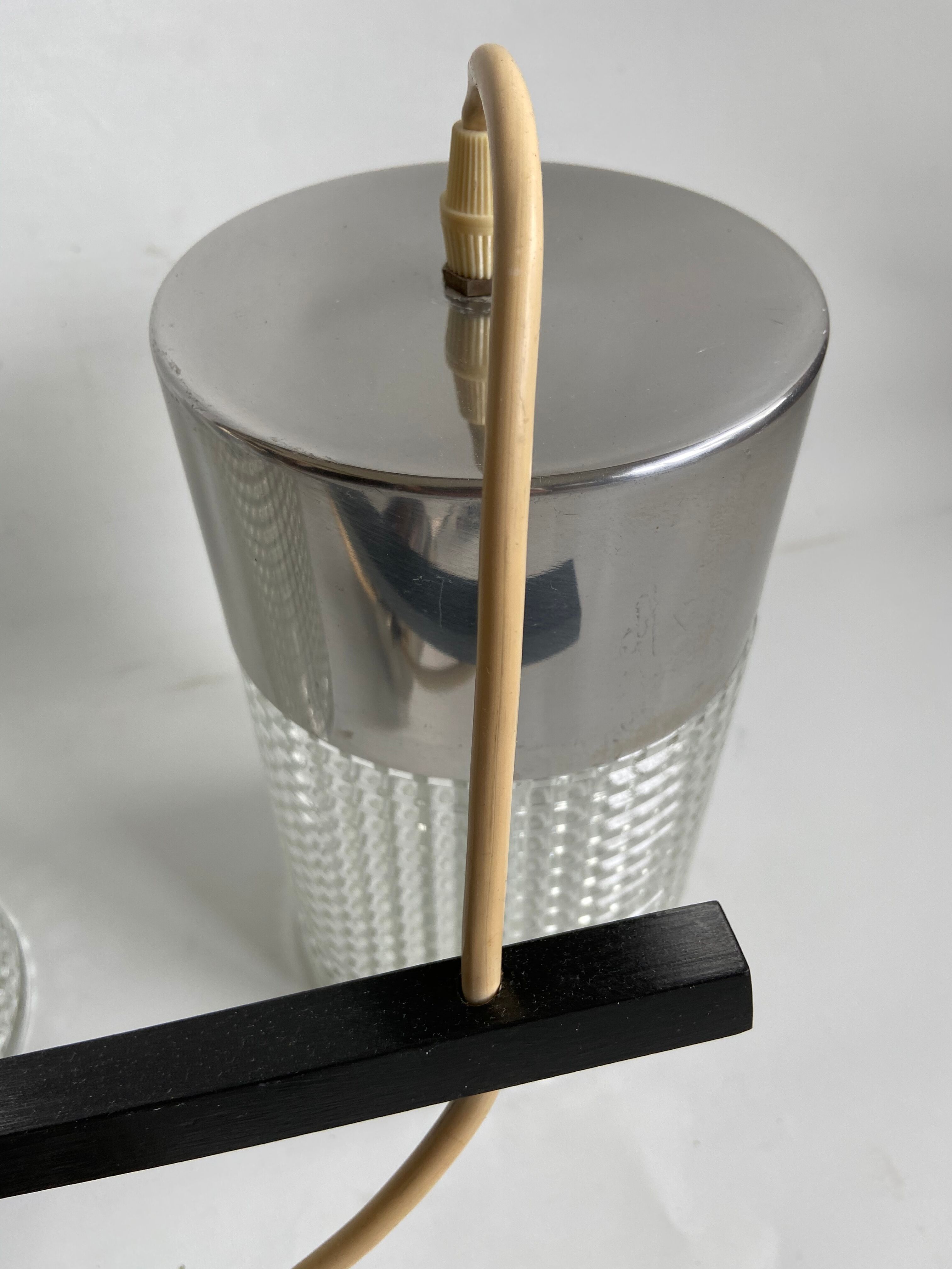 Hanging in chiseled glass and chrome metal