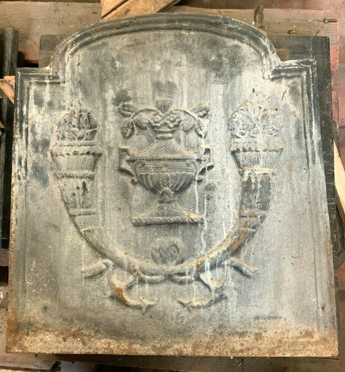 Fireplace bottom plate in cast iron XX century