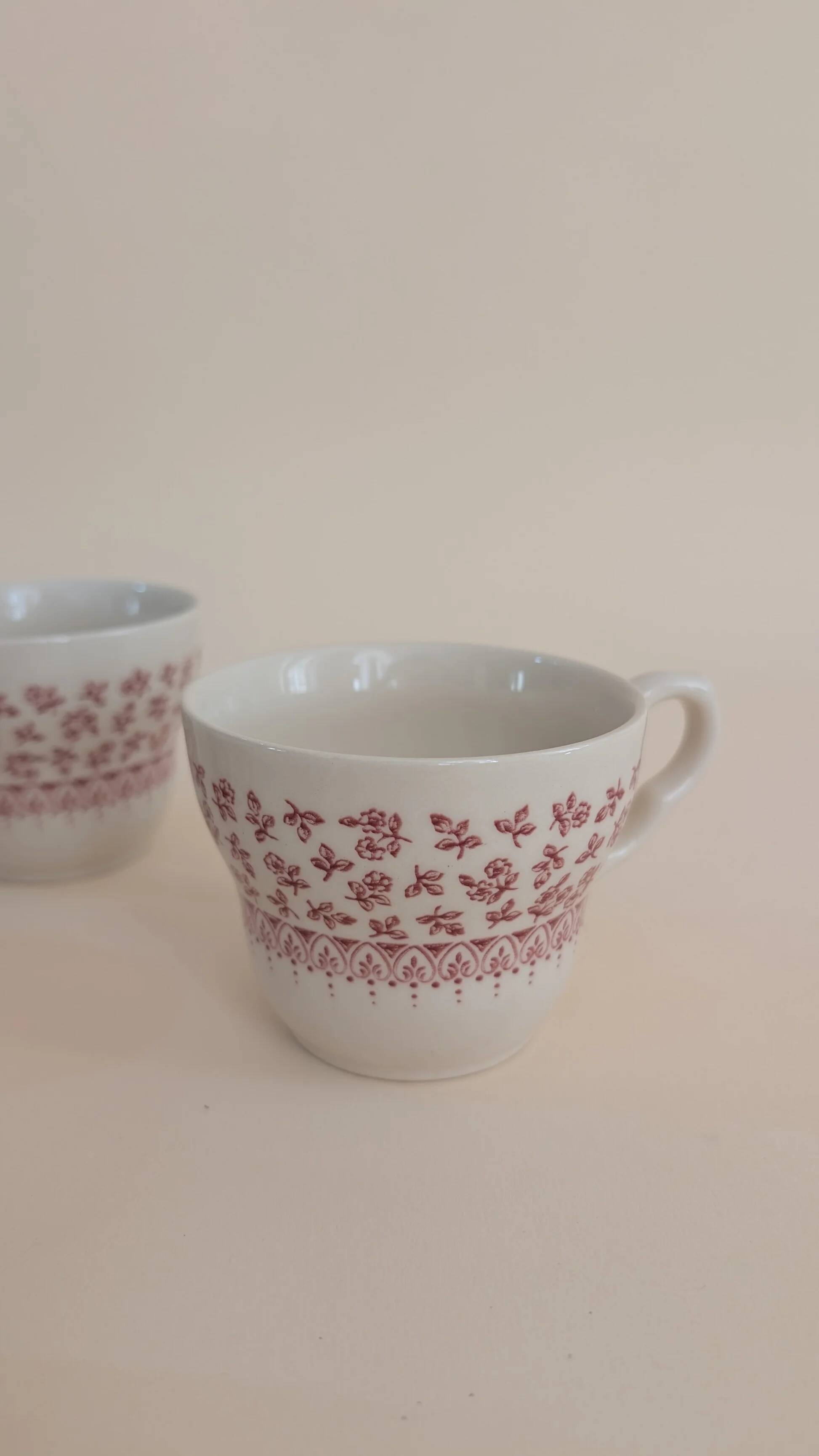 Set of 4 red ceramic mugs