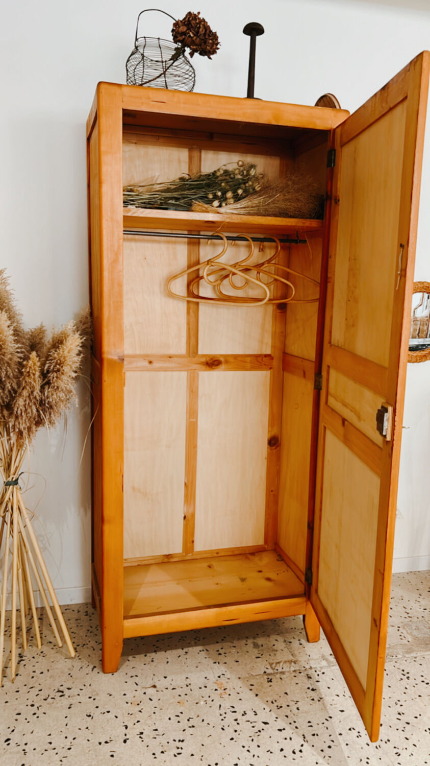 Boarding cabinet a vintage door