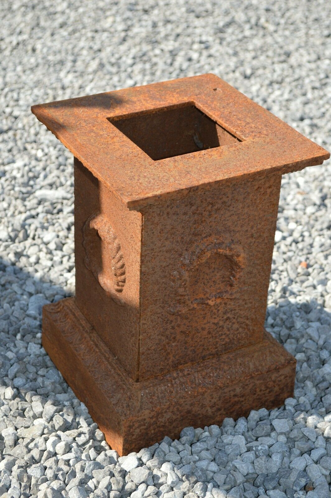 Cast iron base for medics or statue