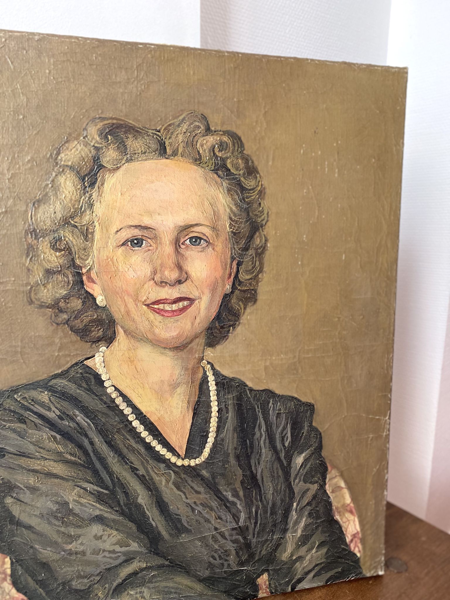 Oil portrait on canvas of an elegant vintage woman 50s