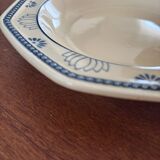 6 assiettes octogonales Longchamp France à décors de fleurs de lotus bleues