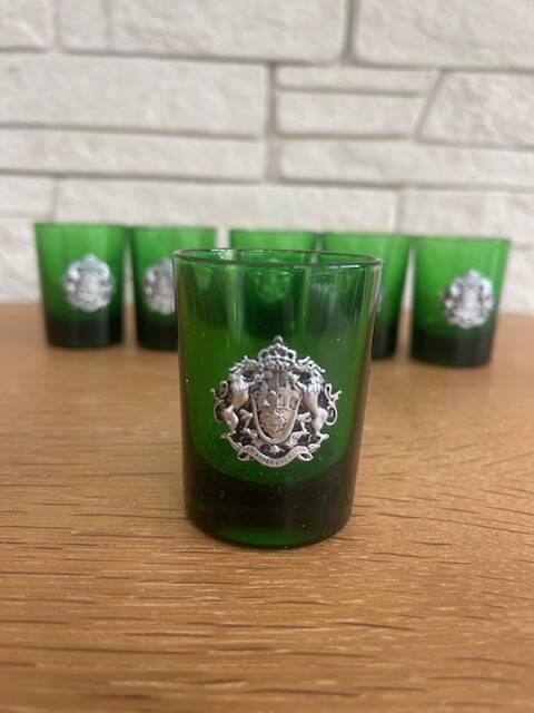 Set of 6 liqueur glasses in green with coat of arms