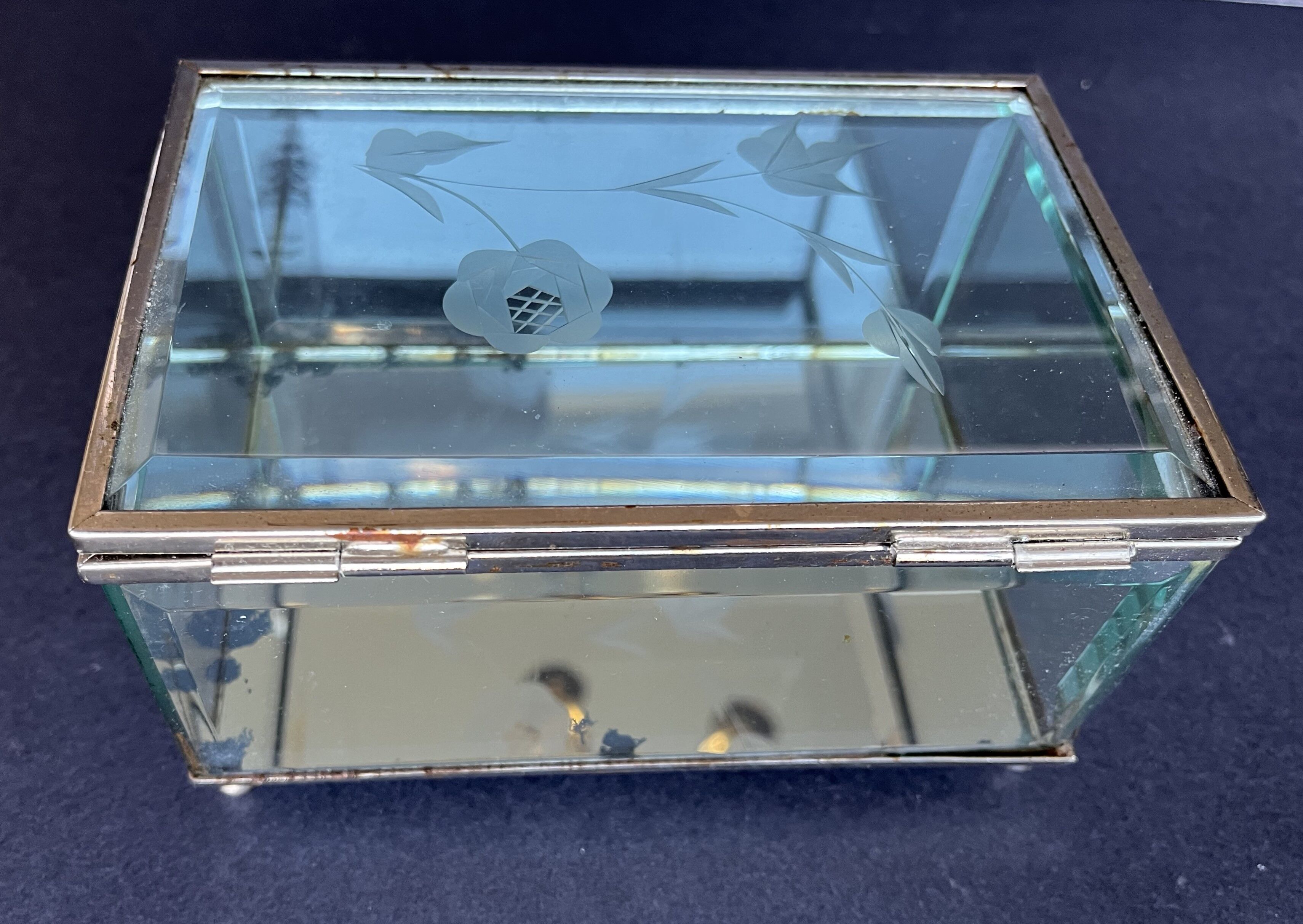 Glass jewelry box