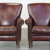 Lot de 2 fauteuils en cuir de mouton correctement finis avec des clous décoratifs
