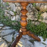 Small tripod pedestal table in walnut from the 19th century