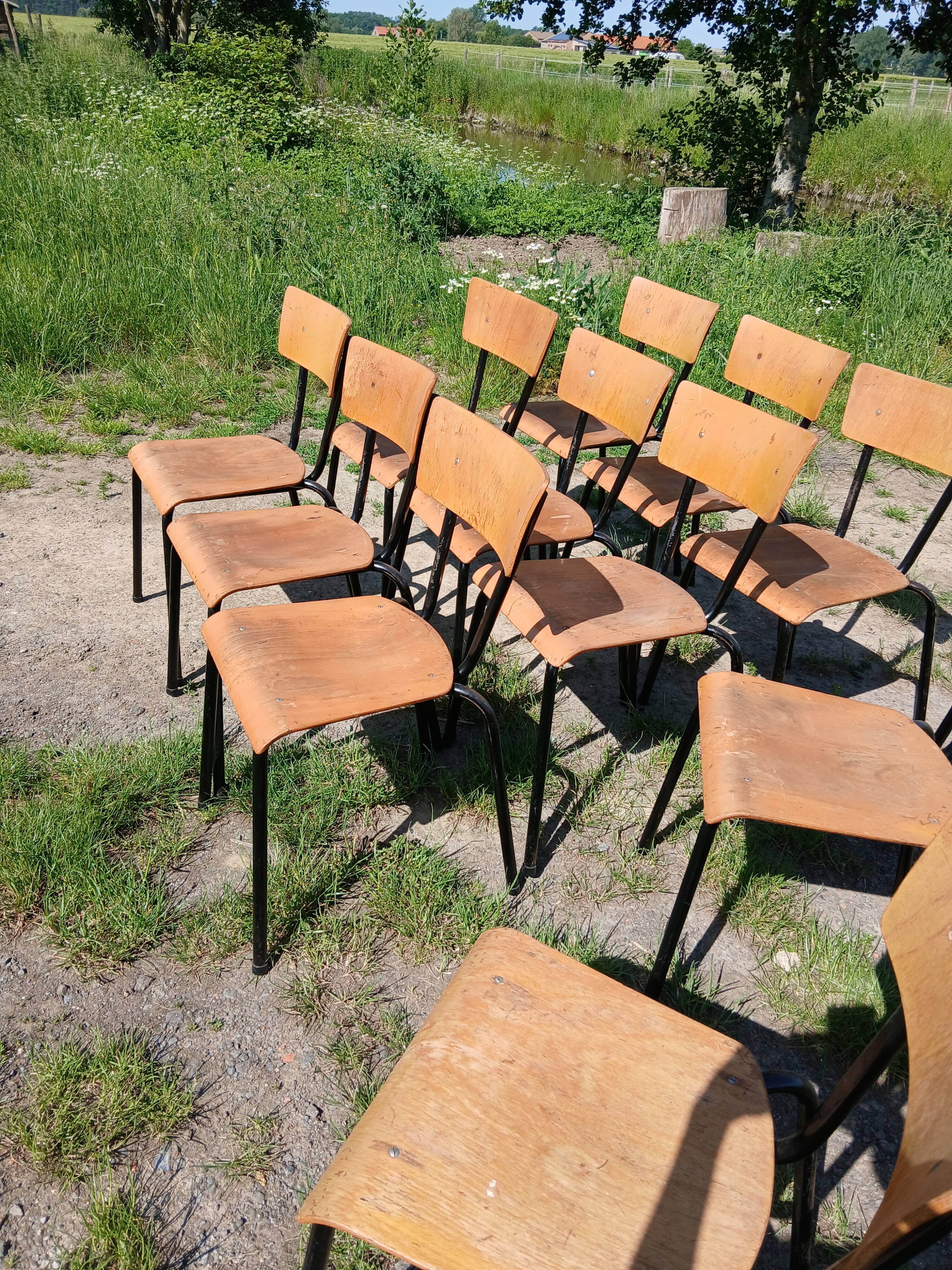 Chaises d'écoliers