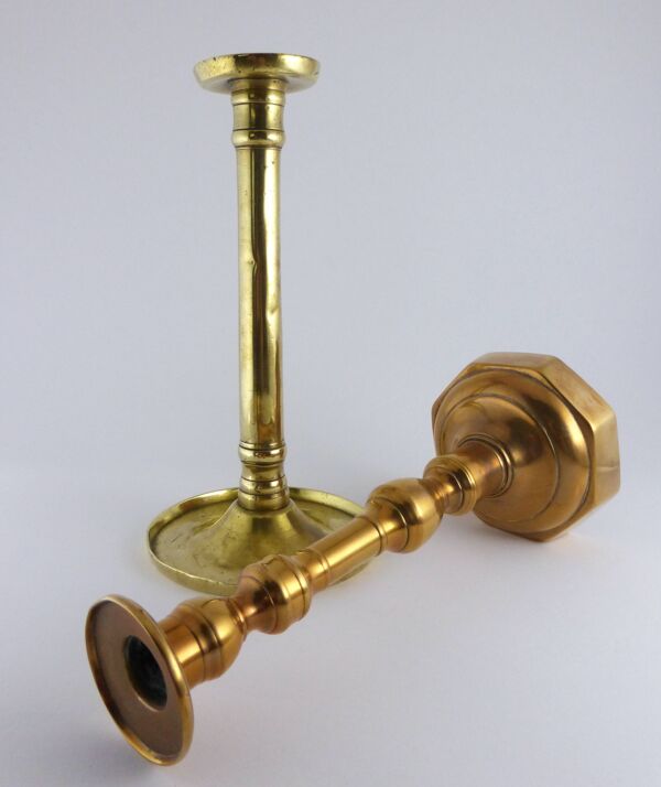 Flambeaux anciens dépareillés en laiton et cuivre XIXe