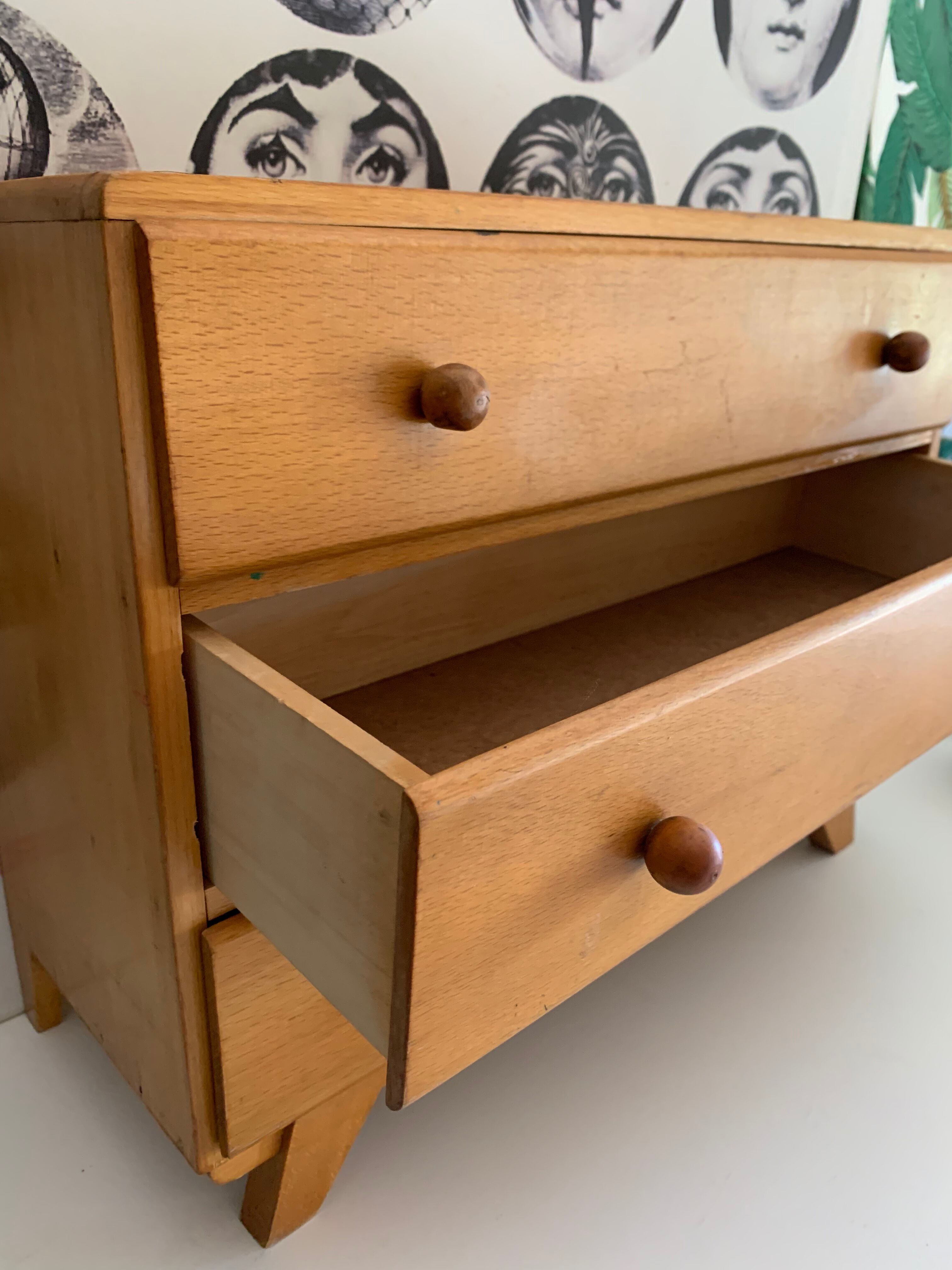 Commode de rangement pieds compas