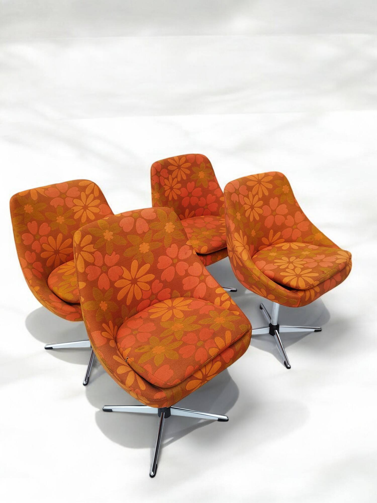 Suite de 4 fauteuils pivotants seventies