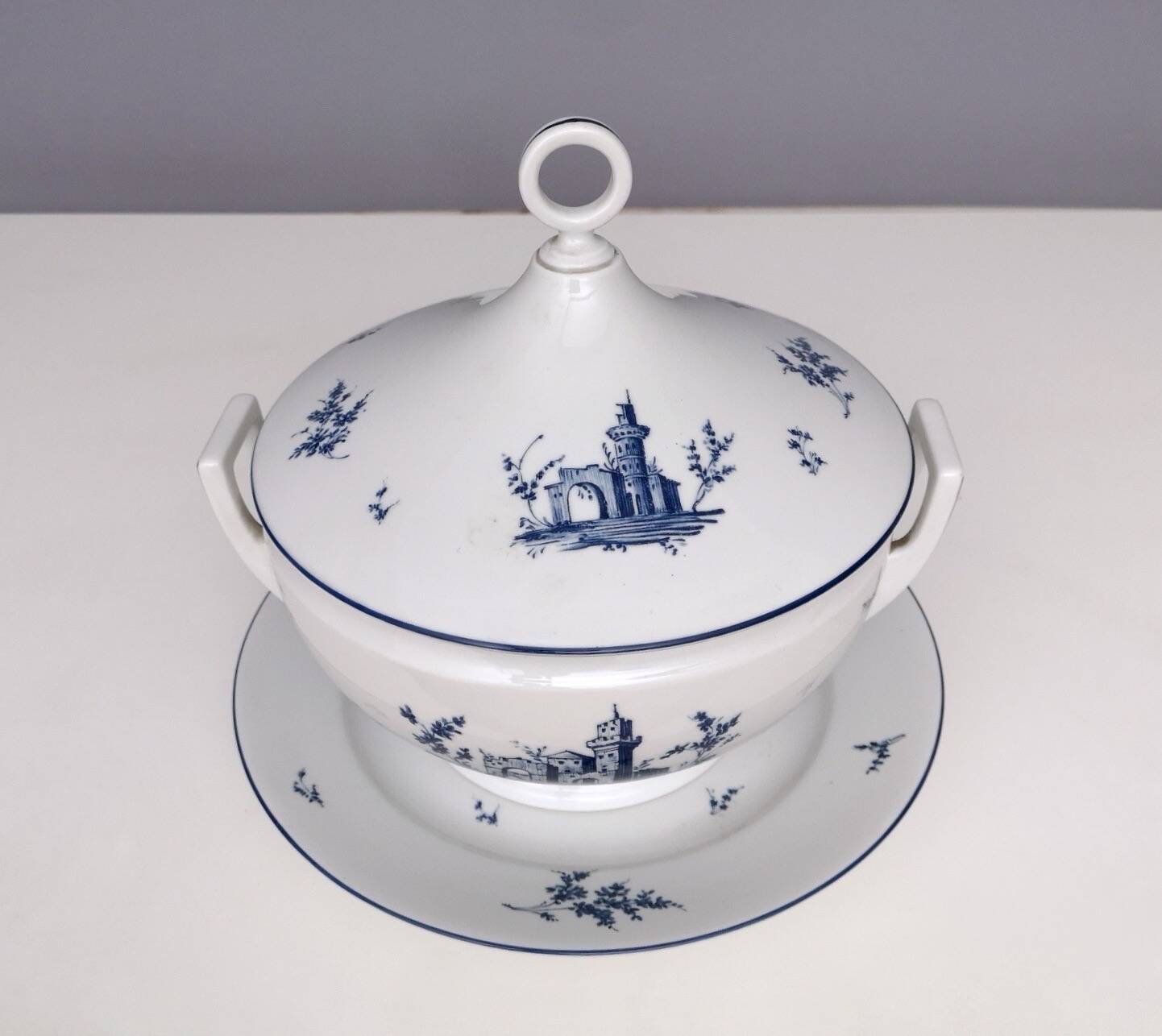 Assiette à soupe néoclassique en porcelaine blanche et bleue de Richard Ginori, Italie