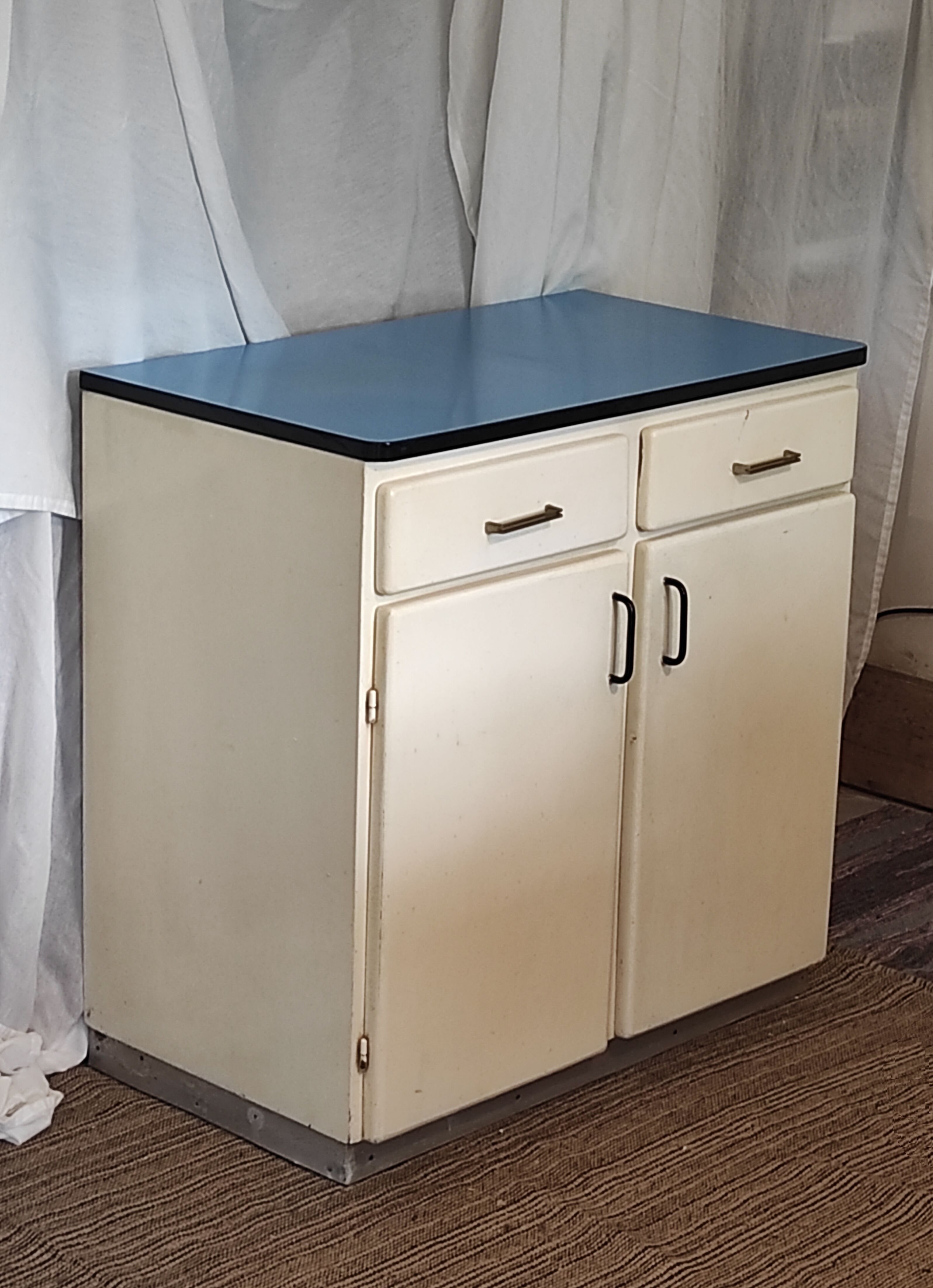 Mado furniture in blue formica two doors