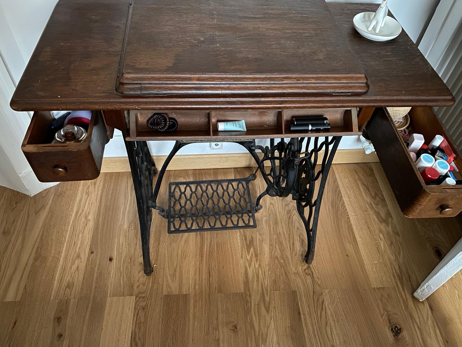 Table sewing machine singer