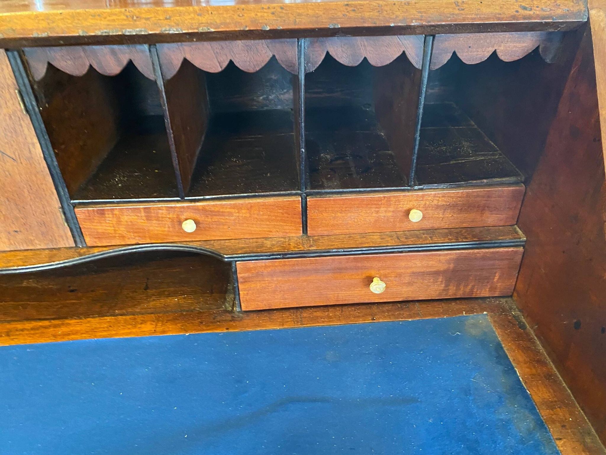 Bureau scriban anglais xixeme acajou avec tiroirs ferrures bronze boutons en os