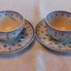 2 tasses à café avec leur soucoupe, aux motifs bleus d'abeilles