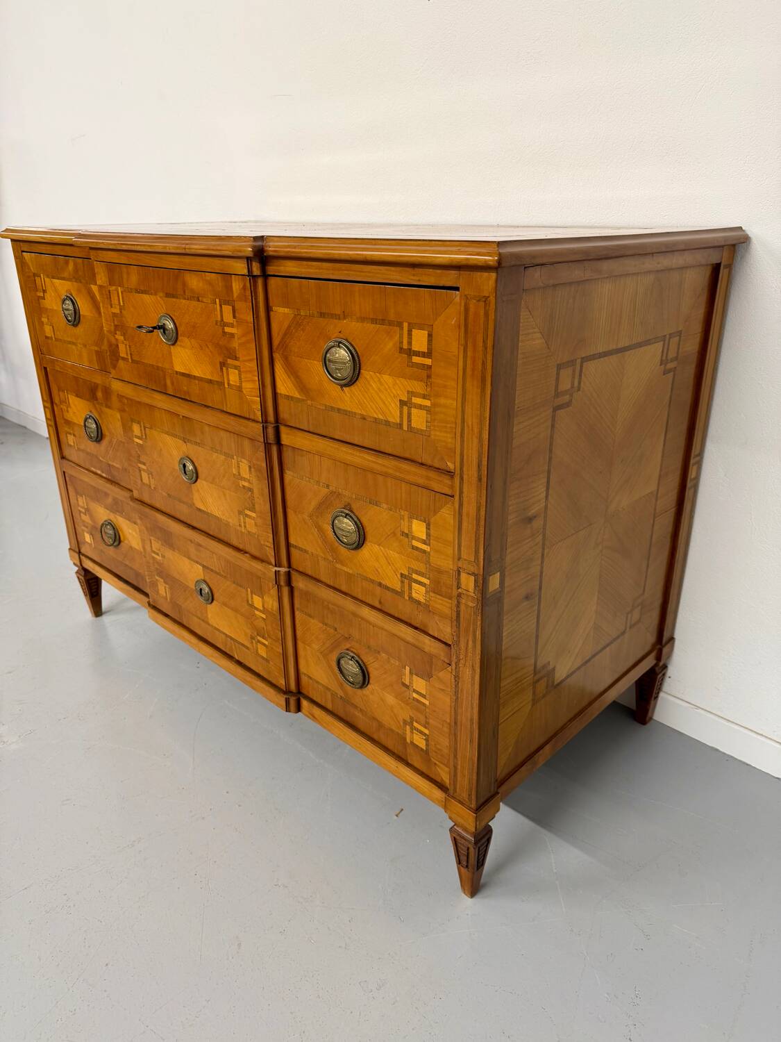 Antique marquetry chest of drawers from the transition period at the end of the 18th century, with 3 wooden drawers.