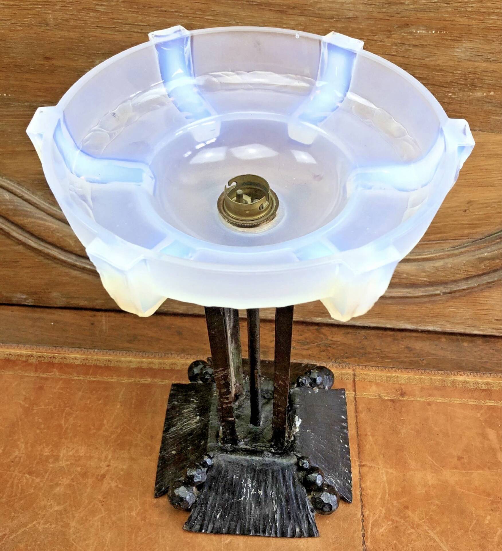 lampe Art Déco fer forgé style Edgar Brandt coupe opalescente Ezan