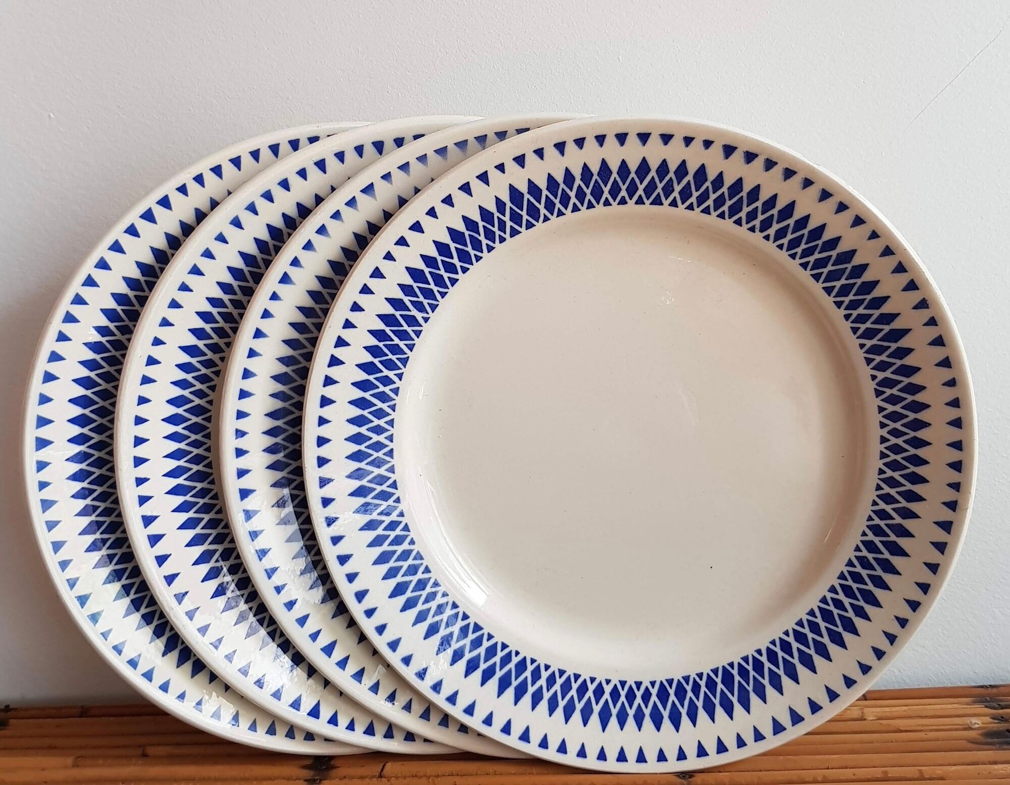 Set of 4 flat plates Badonviller blue geometric décor on cream background