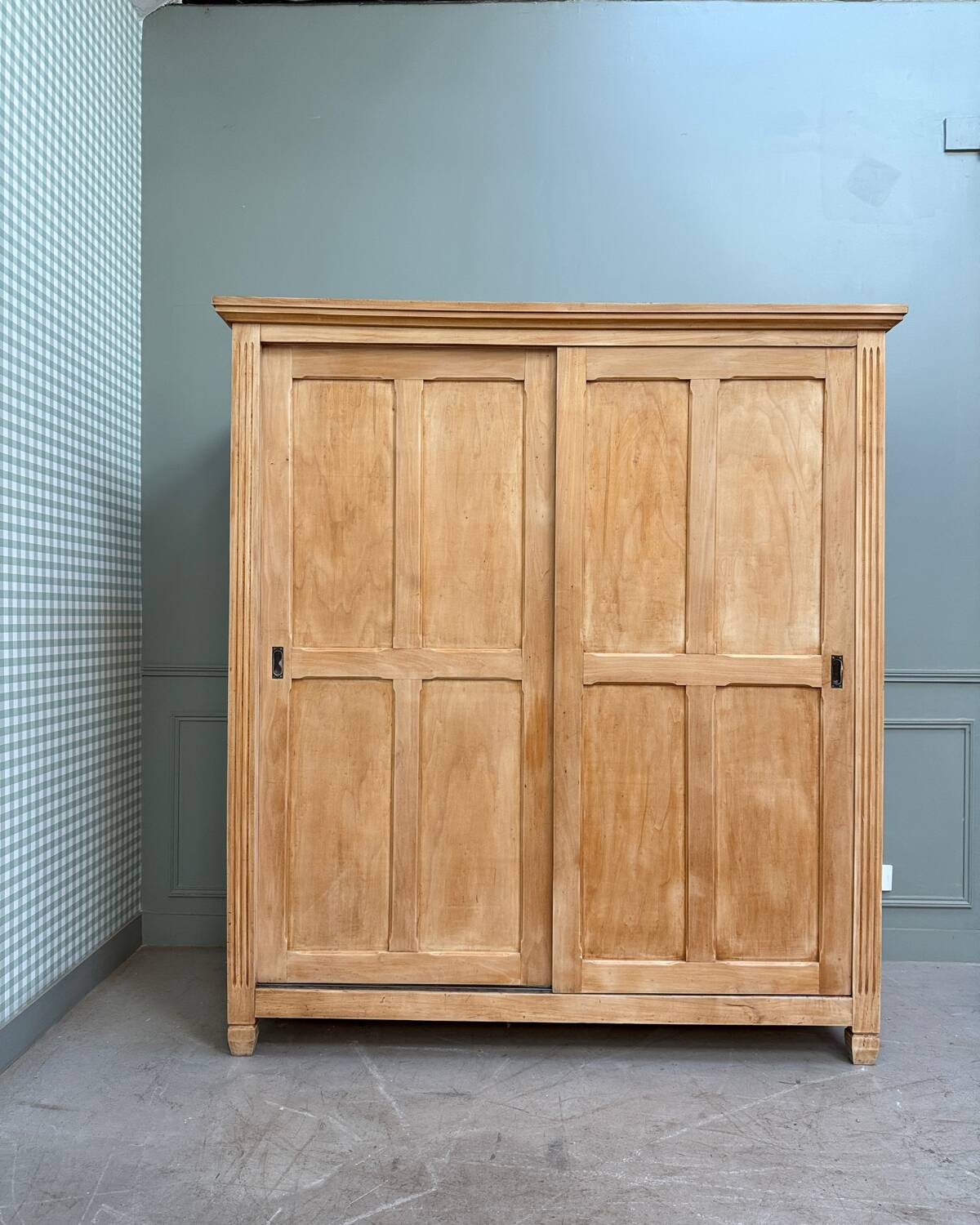 Large sliding door wardrobe (renovated)