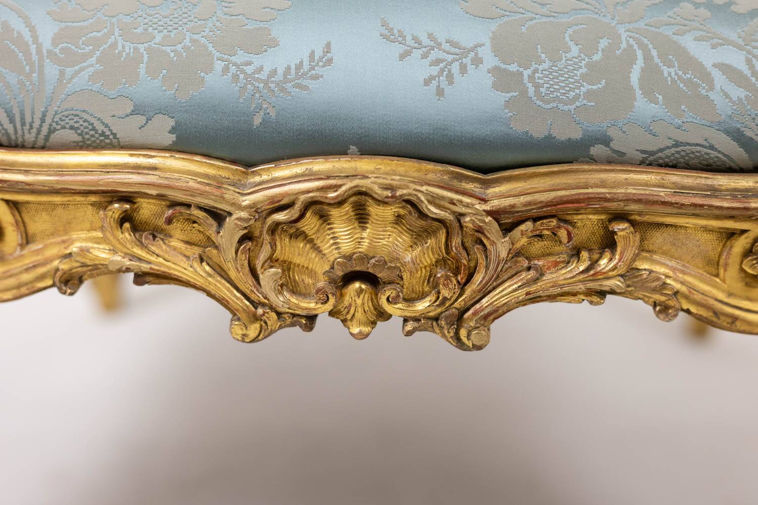 Salon de style Louis XV à chassis en bois doré. Circa 1880.