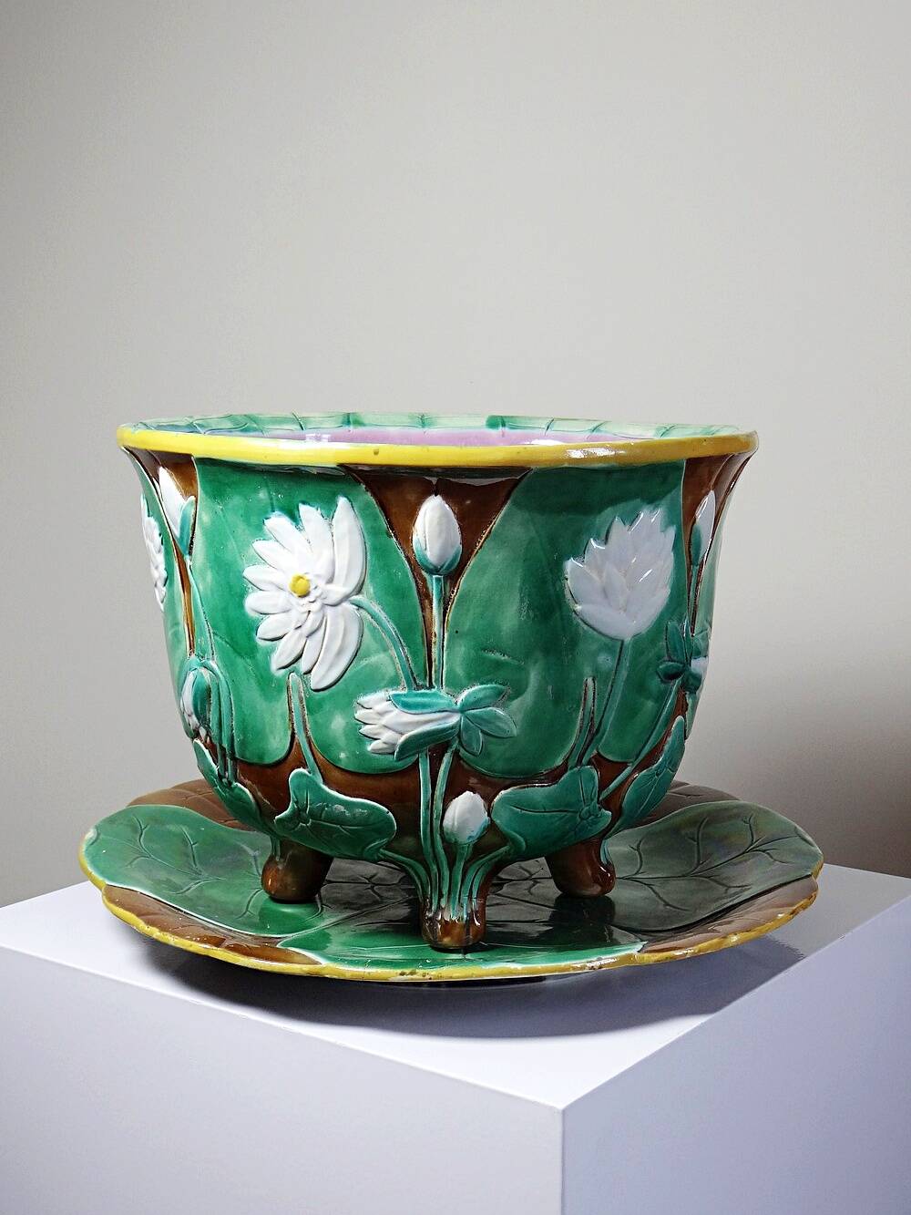 Large antique English majolica planter attributed to J. Holdcroft circa 1870-1880.
