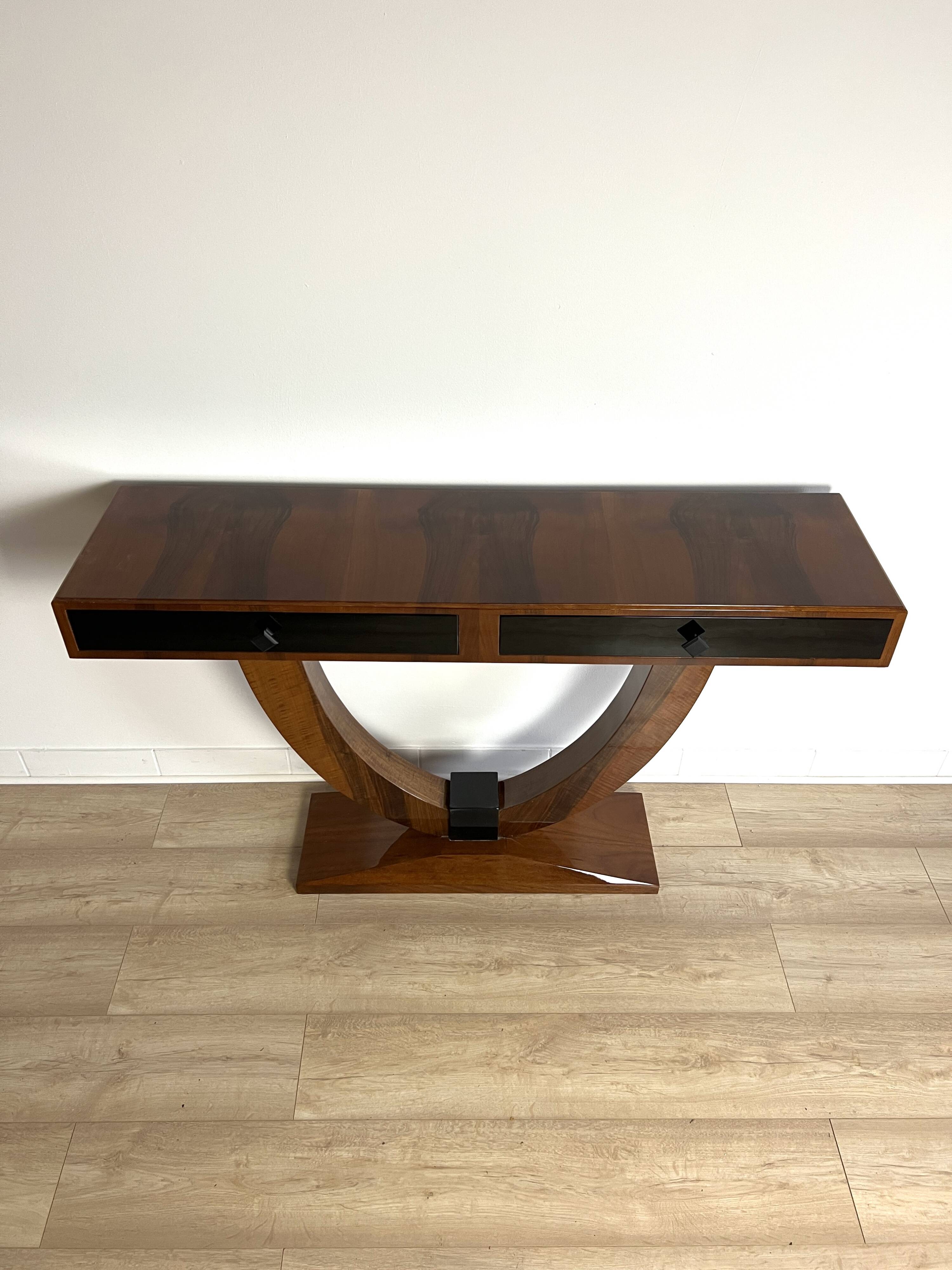 Console Art déco moderne avec façades noires