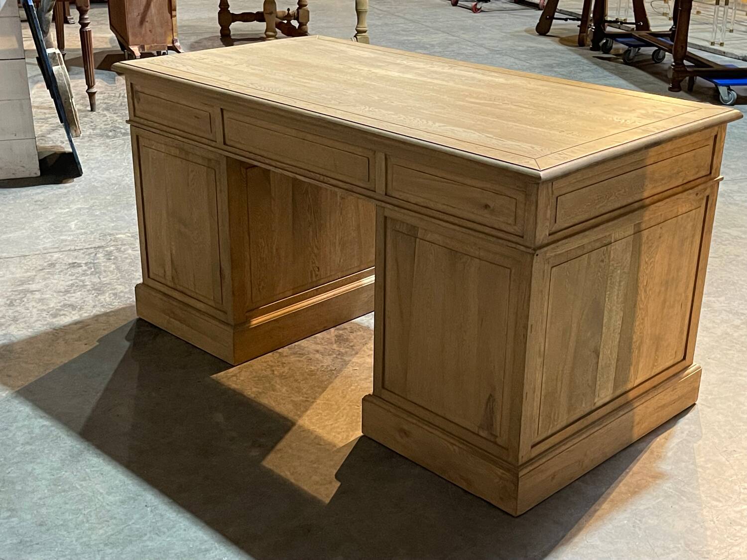 Flat oak desk