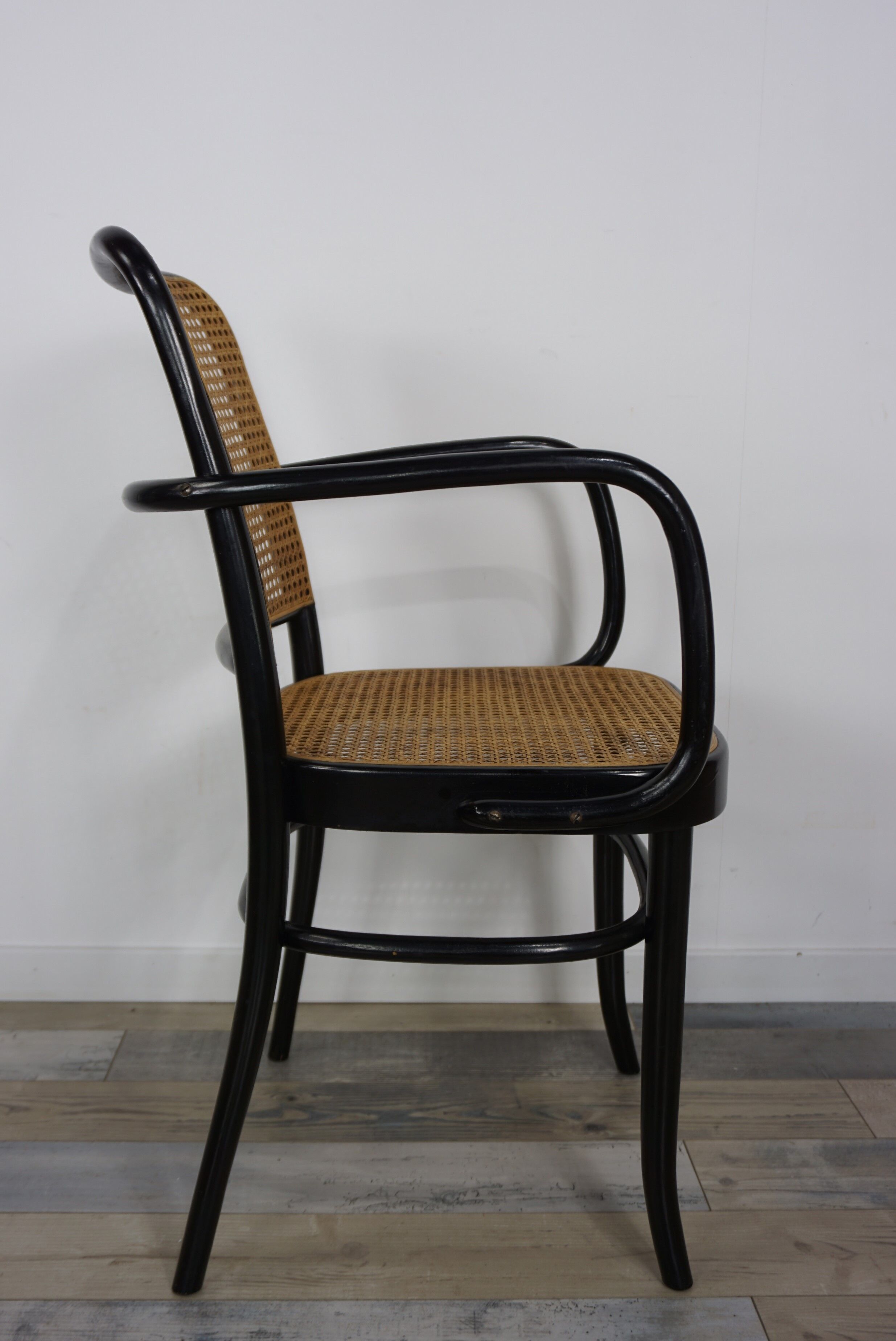 Fauteuil 811 design Josef Hoffmann en bois courbé noir et cannage