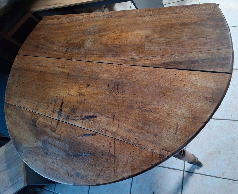 Oval table with folding leaves