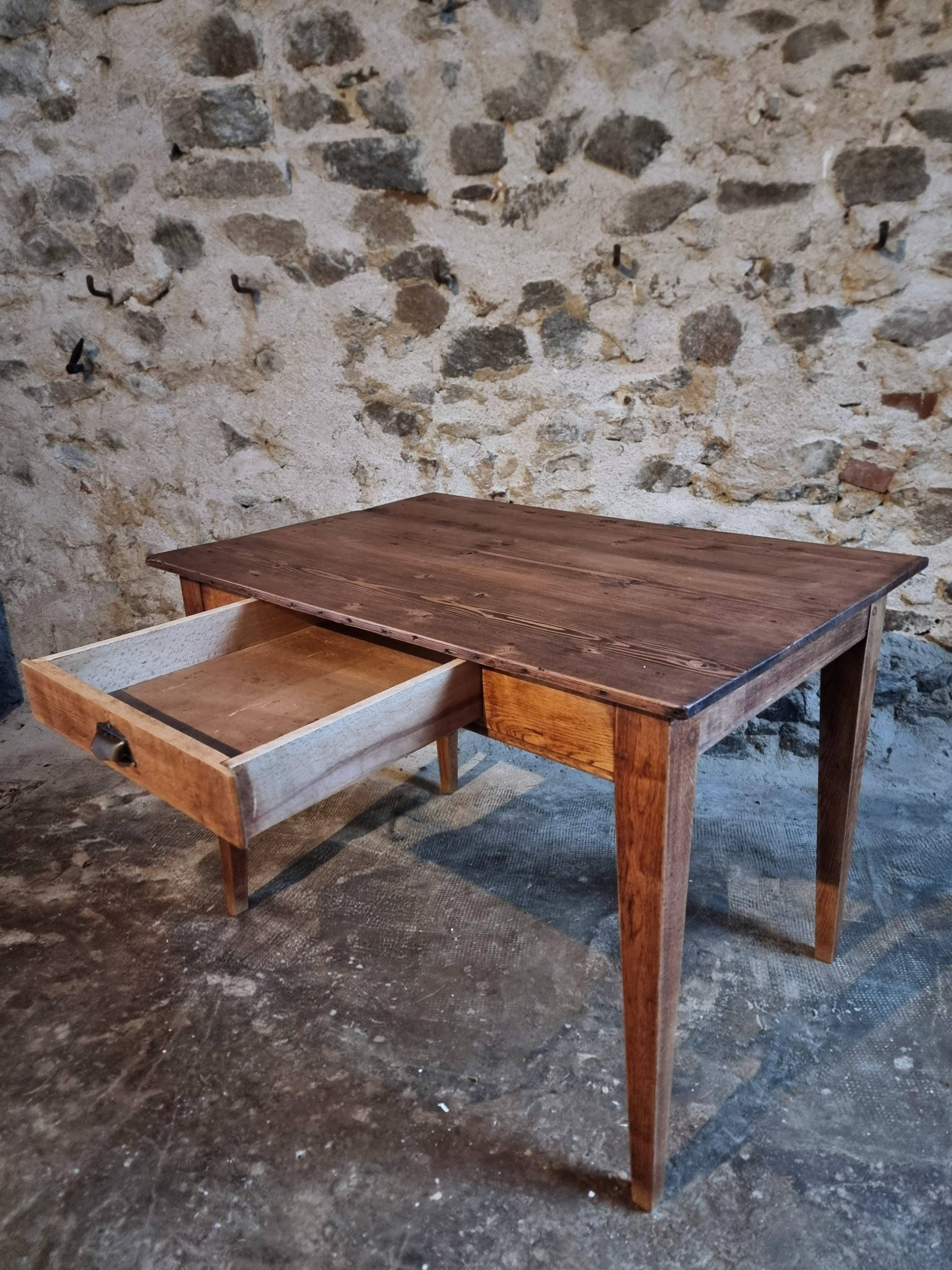 French antique table with drawer – Around 1920 – Pine top and legs.