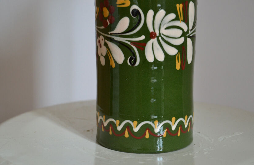 Vase à motifs fleuris vert vintage