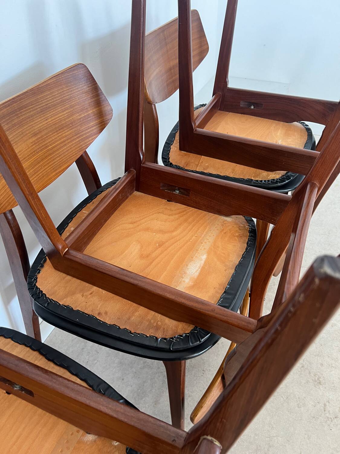 Set of 6 teak and black imitation leather chairs, Scandinavian design from the 70s vintage