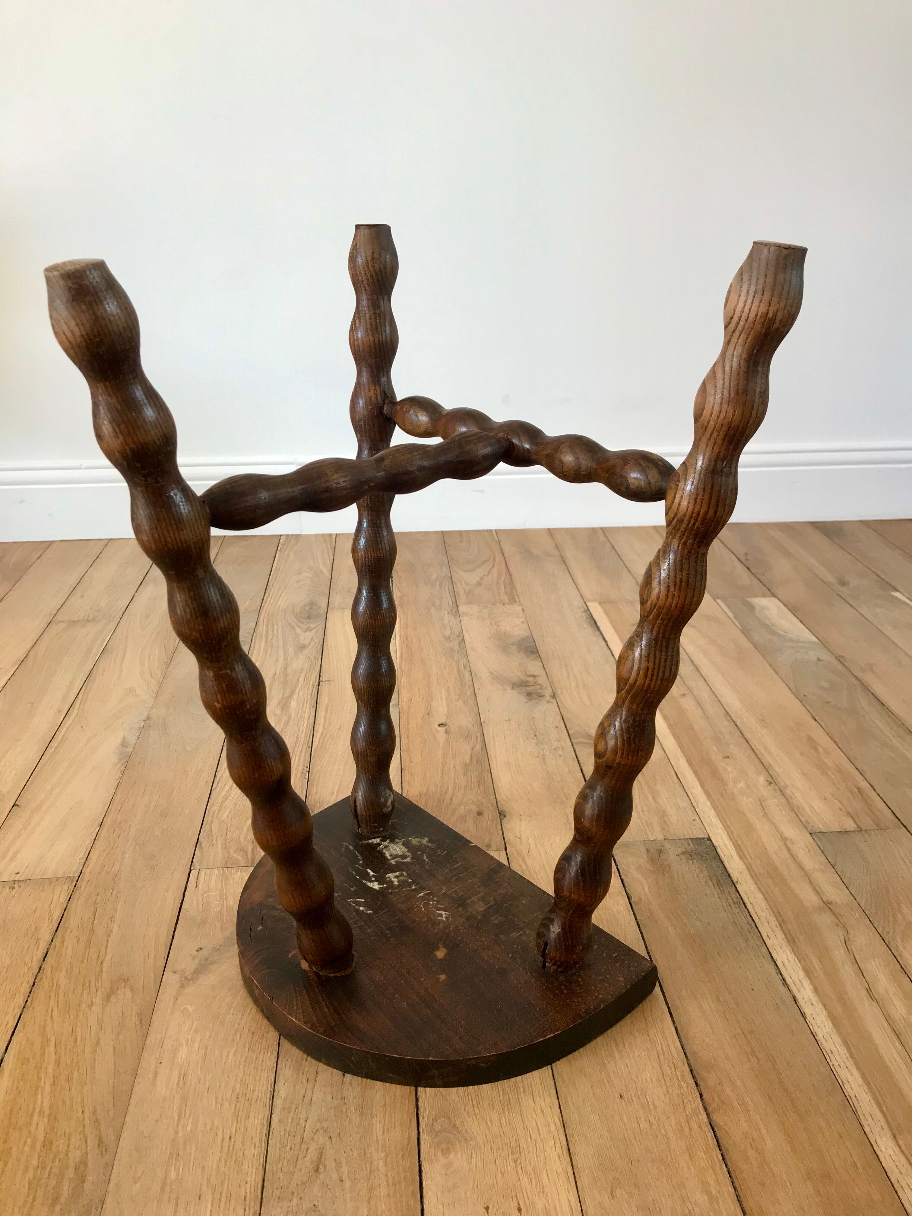 Tripod stool in beaded wood / turned 40s