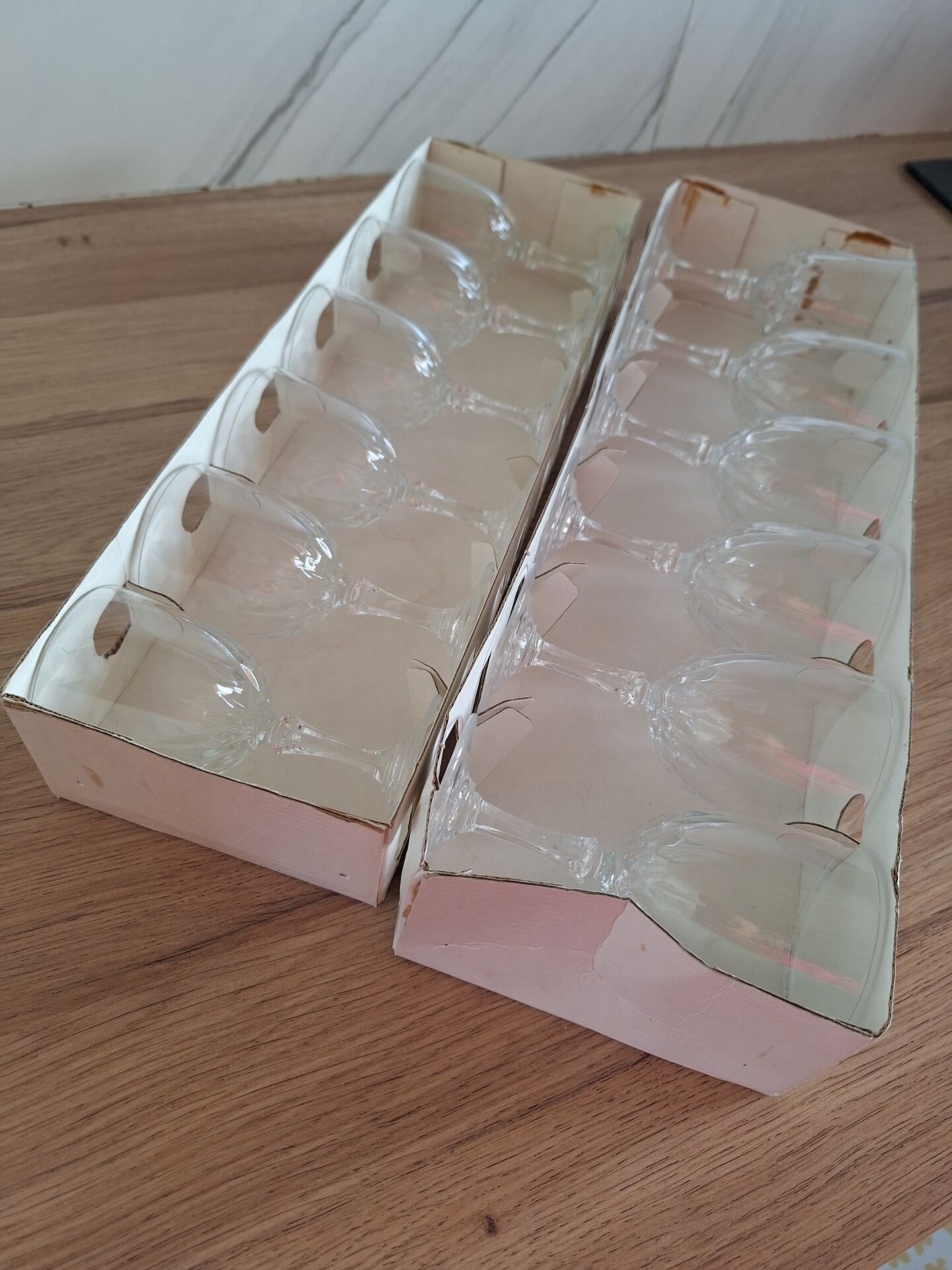 12 crystal glasses from Arques in 2 different sizes.