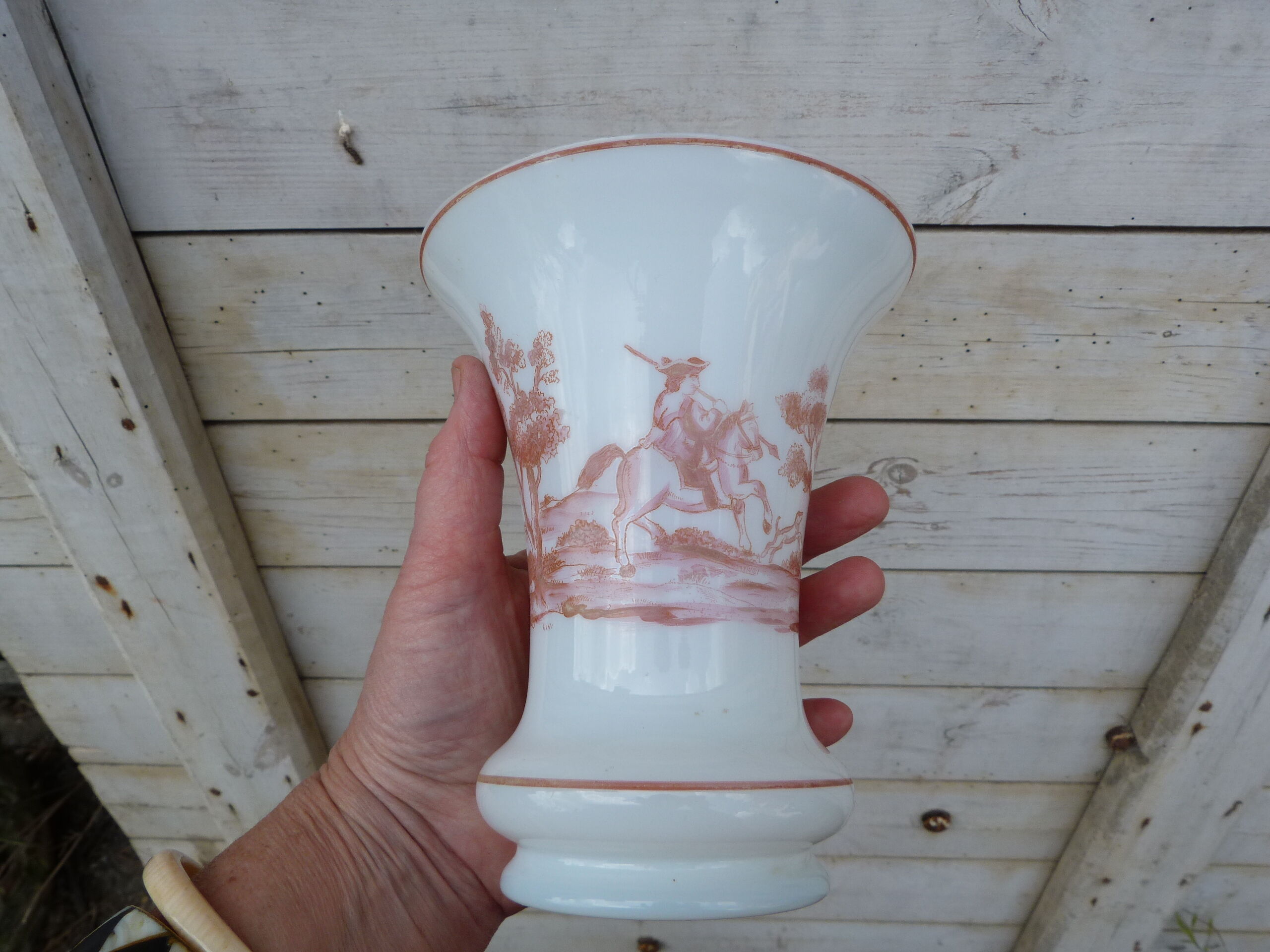 Vase en opaline motifs en grisaille rouge Chasse au Sanglier