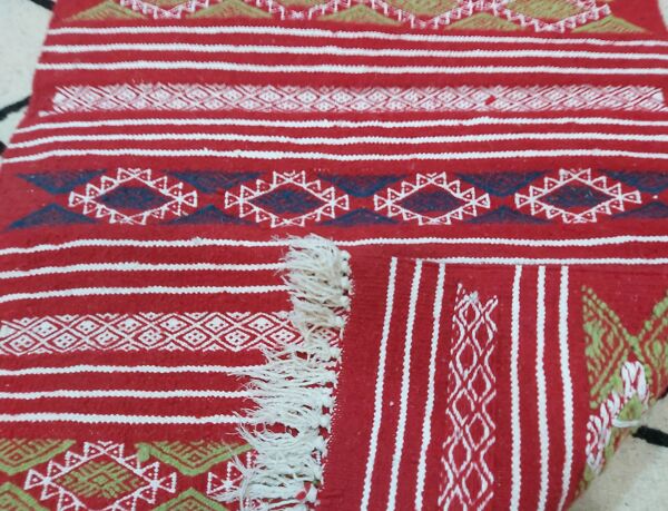 Tapis rouge artisanal en laine 115cm x 65cm