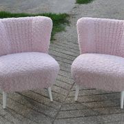 Fauteuil rose de style mid-century en tissu (fausse fourrure) avec une structure en hêtre massif, années 1960.