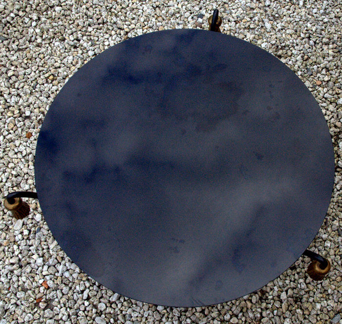 Table basse plateau verre noir et pompons bronze doré
