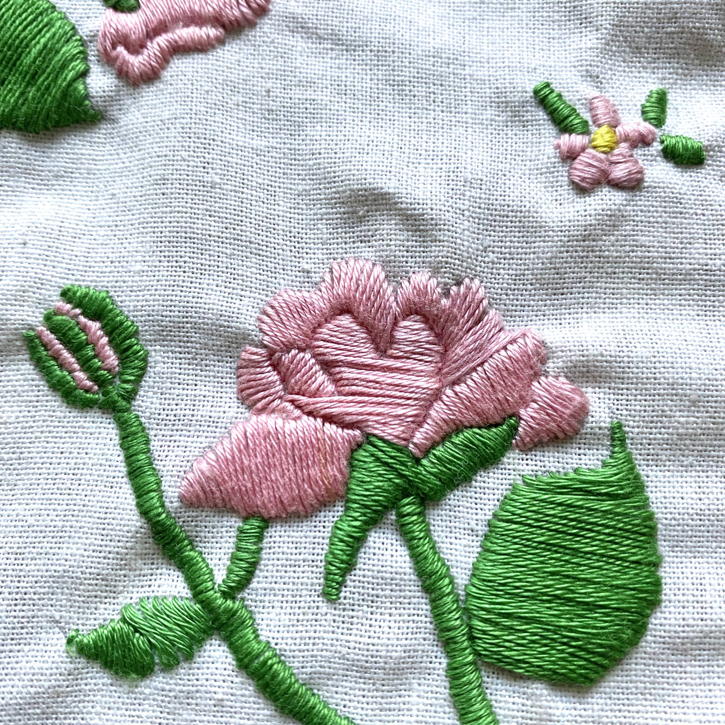 Nappe ancienne brodée 89 x102 cm