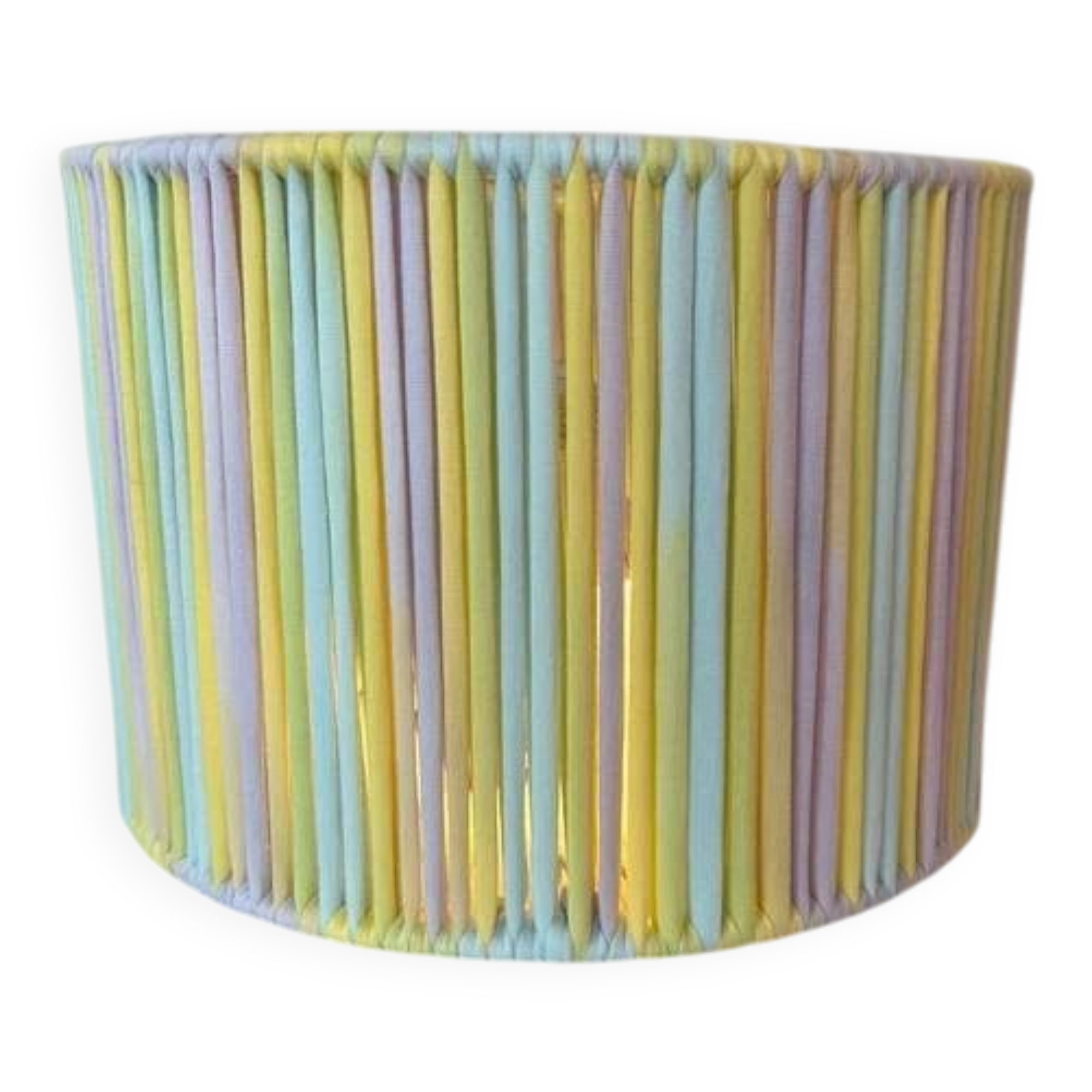 Abat-jour de taille moyenne recouvert de fil de jersey dans des tons pastel