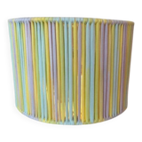Abat-jour de taille moyenne recouvert de fil de jersey dans des tons pastel