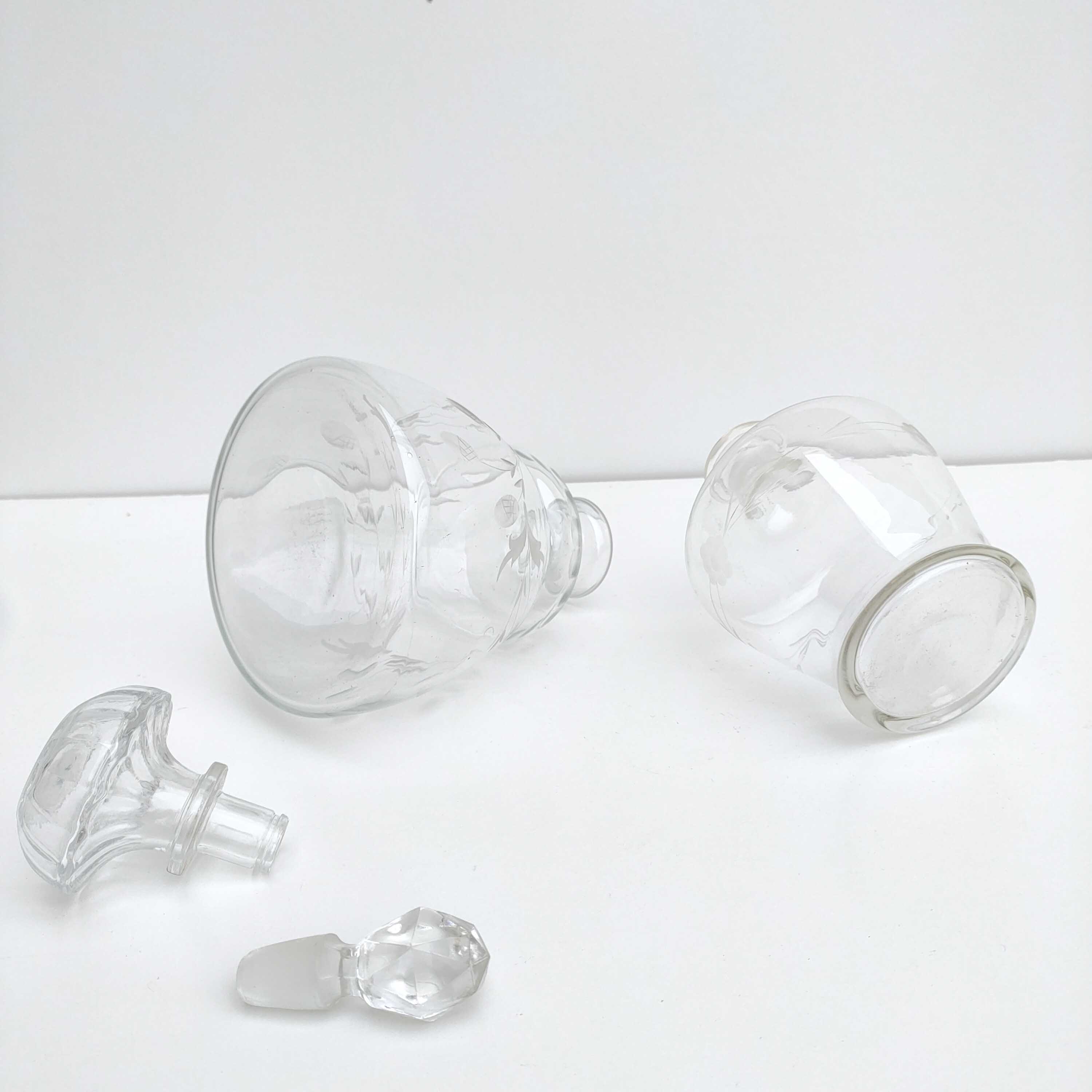 Set of 2 chiseled glass decanters with cap