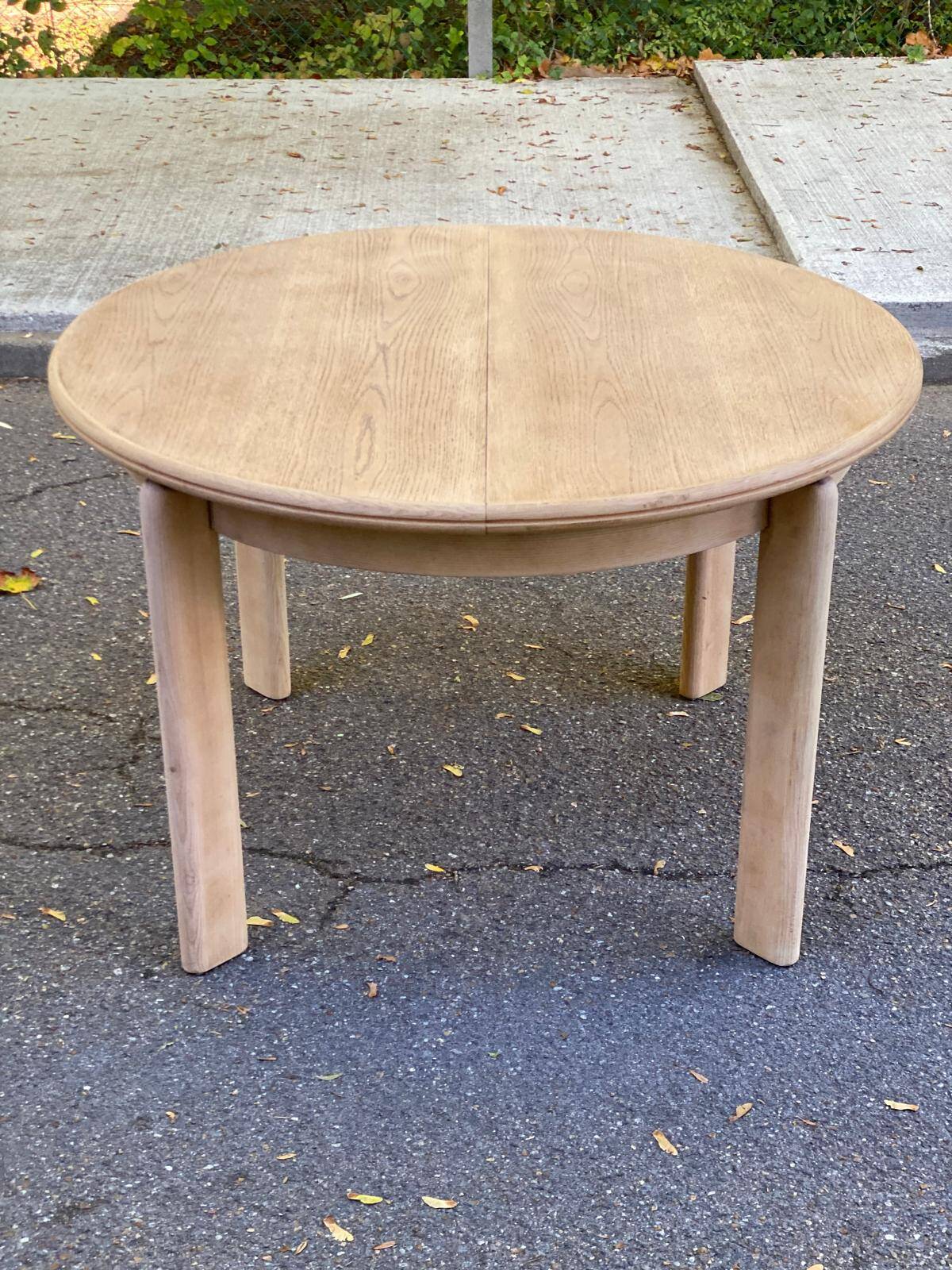 Scandinavian round extendable dining table stripped in oak 1980