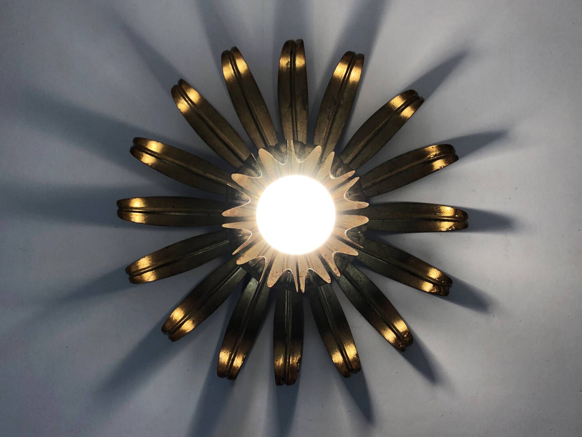 Pair of palm tree wall lights in gold metal. 70s