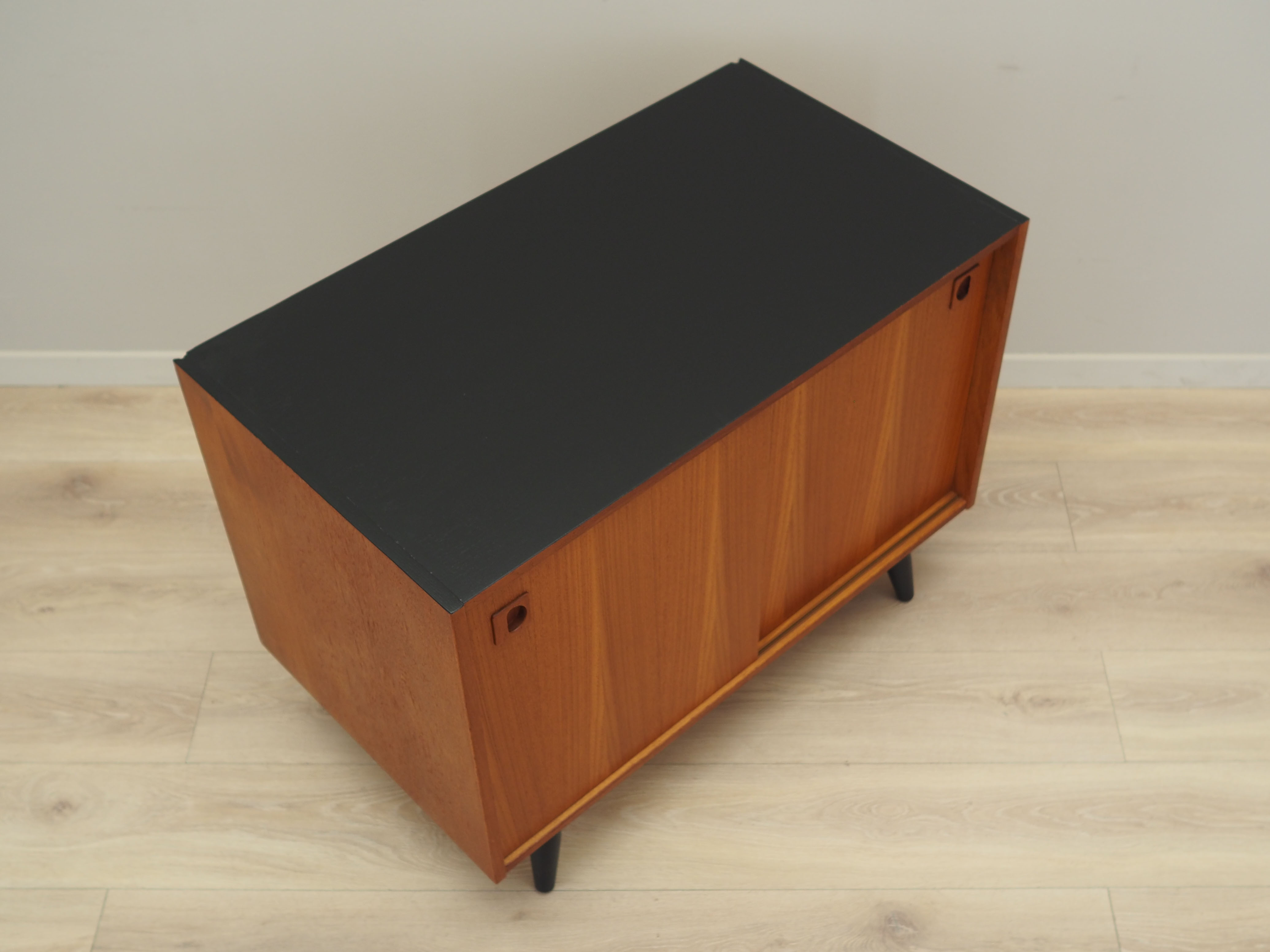 Buffet en teck, design danois, années 1970, production Danemark