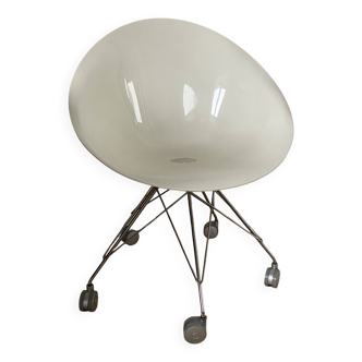 Chaise Philippe STARCK  pivotante Eiffel blanche  sur roulettes EROS par KARTELL