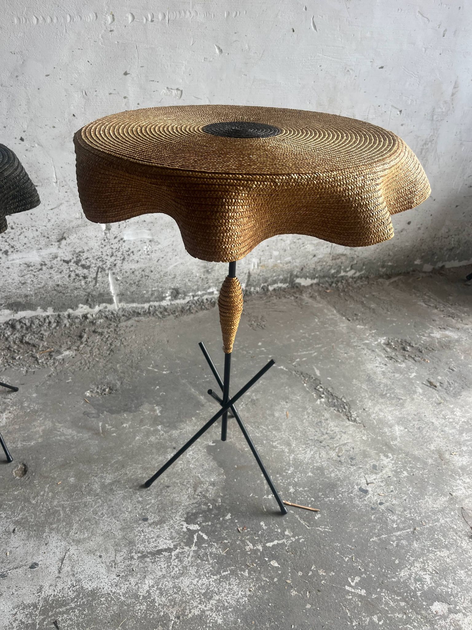 Lot de 2 tables d’appoint vintage italiennes en raphia